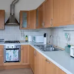 Spacious & Modern, Short Drive To & Mountain Apartment
