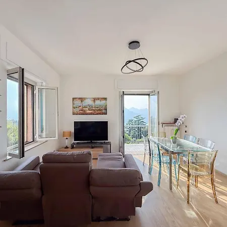 Spacious & Modern, Short Drive To & Mountain Apartament