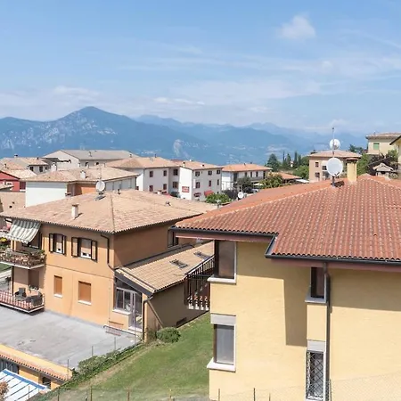 Spacious & Modern, Short Drive To & Mountain Apartament *