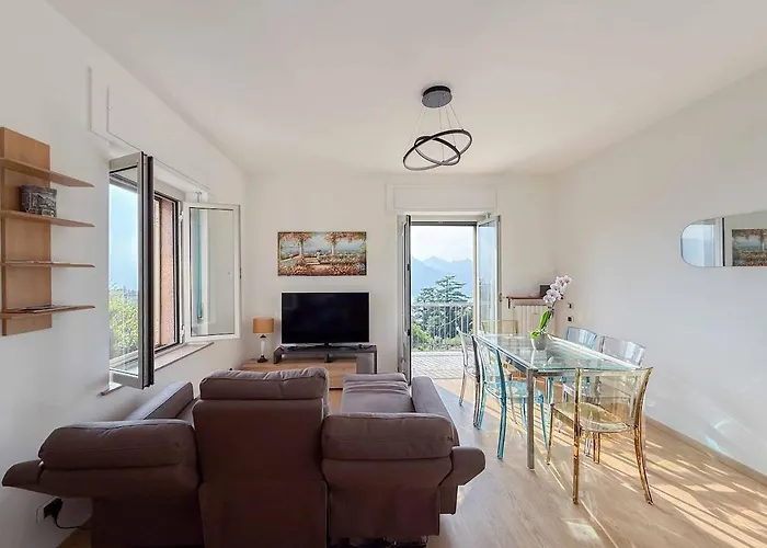 Spacious & Modern, Short Drive To & Mountain Apartament