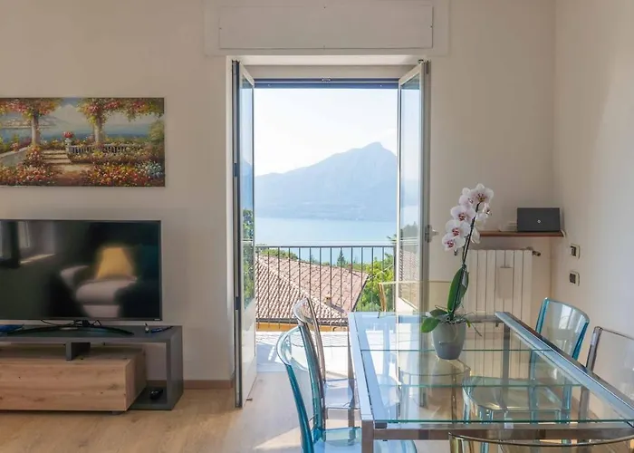 Spacious & Modern, Short Drive To & Mountain Apartament *