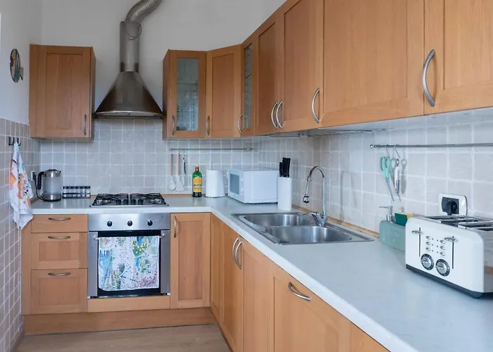 Spacious & Modern, Short Drive To & Mountain Apartament