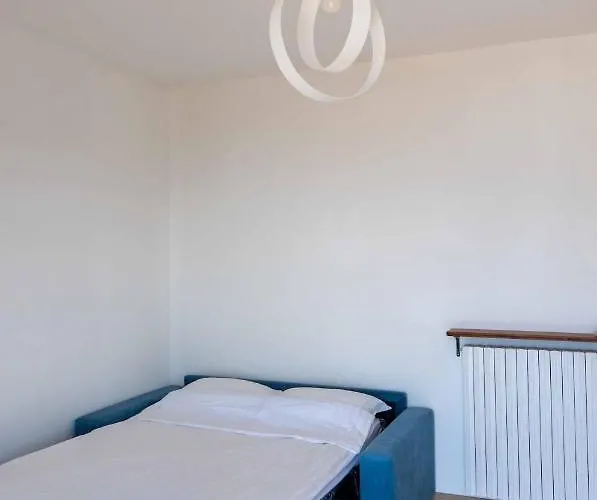 Spacious & Modern, Short Drive To & Mountain Apartament