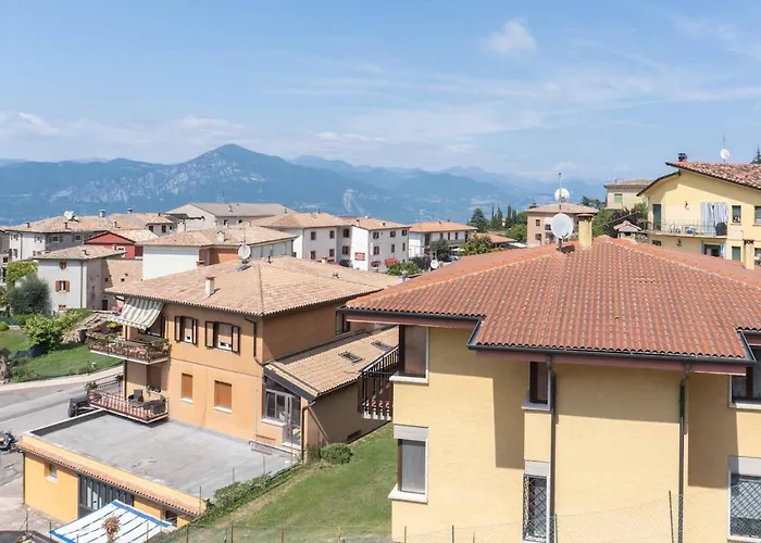 Spacious & Modern, Short Drive To & Mountain Apartament *